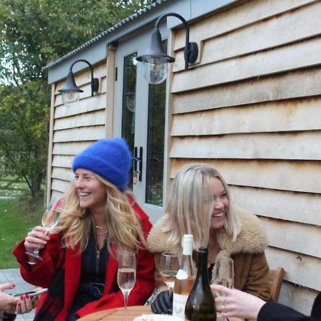 Luxury Shepherds Hut - The Moorhen By The Lake يورك المظهر الخارجي الصورة
