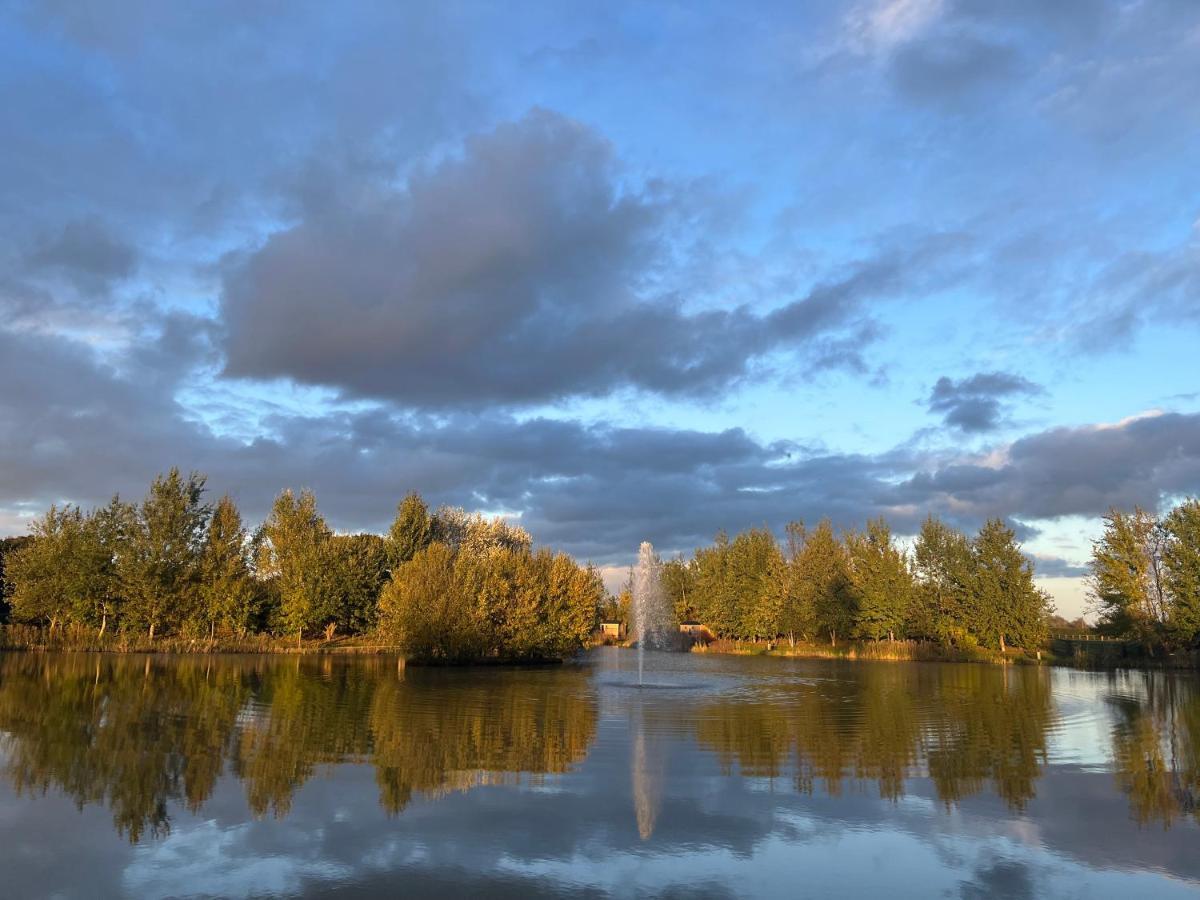 Luxury Shepherds Hut - The Moorhen By The Lake يورك المظهر الخارجي الصورة
