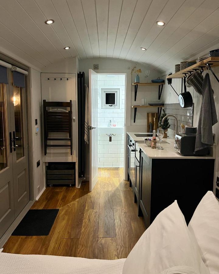 Luxury Shepherds Hut - The Moorhen By The Lake يورك المظهر الخارجي الصورة