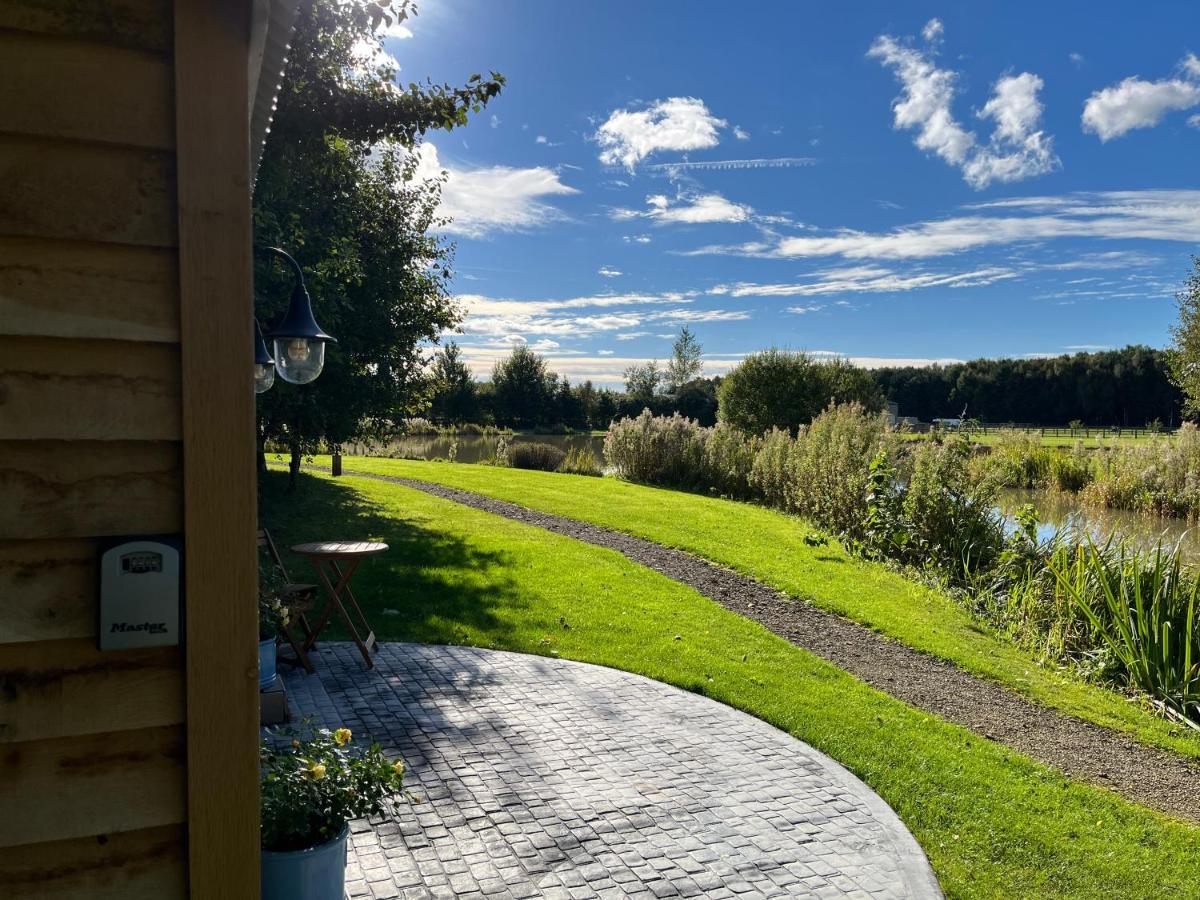 Luxury Shepherds Hut - The Moorhen By The Lake يورك المظهر الخارجي الصورة