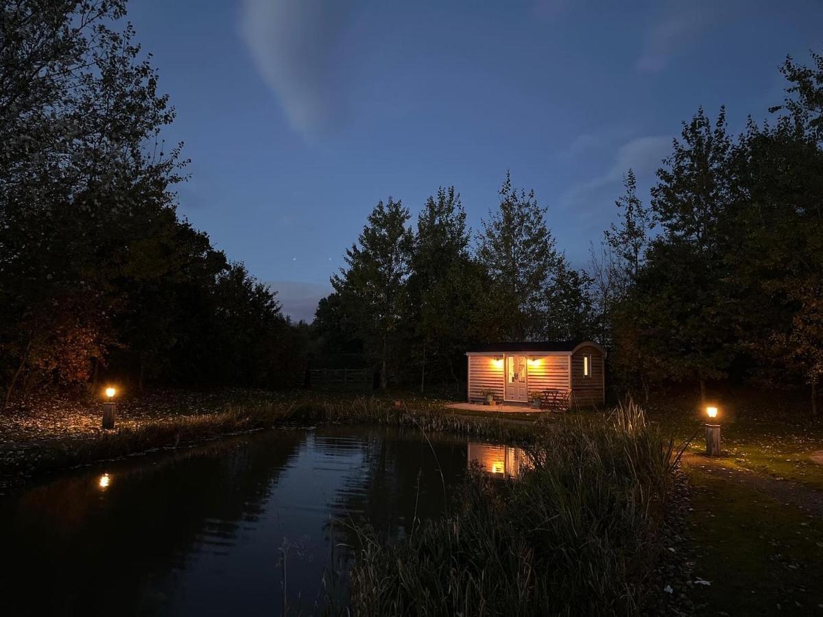Luxury Shepherds Hut - The Moorhen By The Lake يورك المظهر الخارجي الصورة