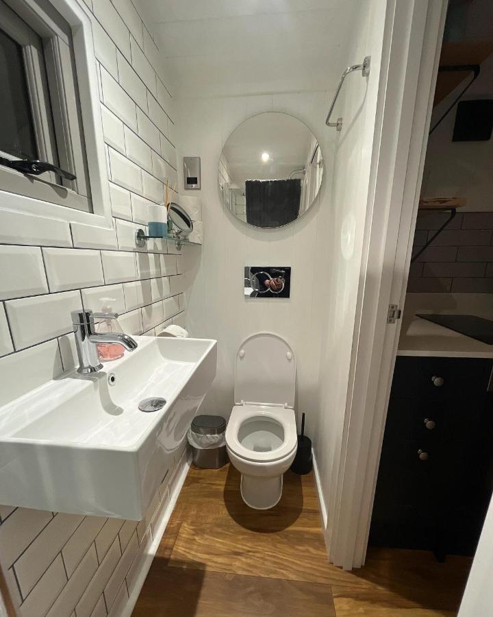 Luxury Shepherds Hut - The Moorhen By The Lake يورك المظهر الخارجي الصورة