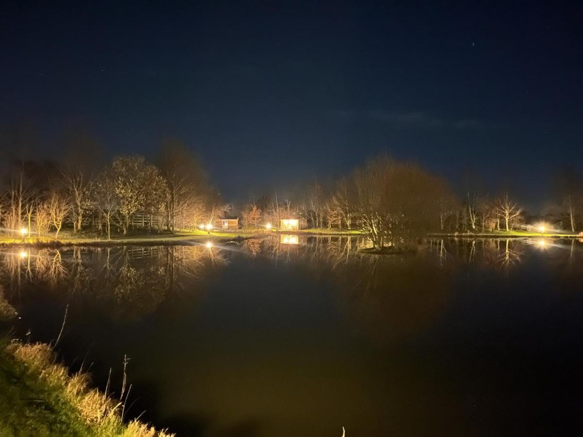 Luxury Shepherds Hut - The Moorhen By The Lake يورك المظهر الخارجي الصورة